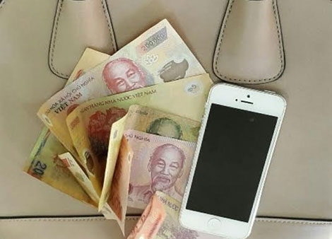 Trong những tin tức ph&aacute;p luật mới nhất h&ocirc;m nay c&oacute; vụ D&acirc;n v&acirc;y bắt t&ecirc;n cướp Iphone 5 của nữ gi&aacute;o vi&ecirc;n