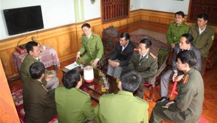 L&atilde;nh đạo C&ocirc;ng an tỉnh Nghệ An thăm, động vi&ecirc;n v&agrave; trao tiền hỗ trợ cho &ocirc;ng Hiệu (ngồi trong c&ugrave;ng b&ecirc;n tr&aacute;i)