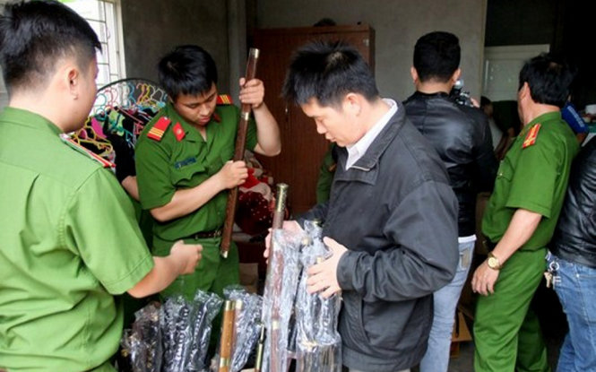 phát hi&ecirc;̣n nguy&ecirc;n m&ocirc;̣t kho vũ khí th&ocirc; sơ và c&ocirc;ng cụ h&ocirc;̃ trợ