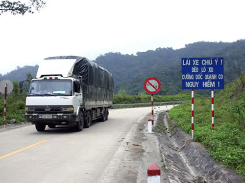 Những tin ph&aacute;p luật 24h qua đề cập đến vụ truy t&igrave;m kẻ đập ph&aacute; gương cầu tr&ecirc;n đ&egrave;o L&ograve; Xo