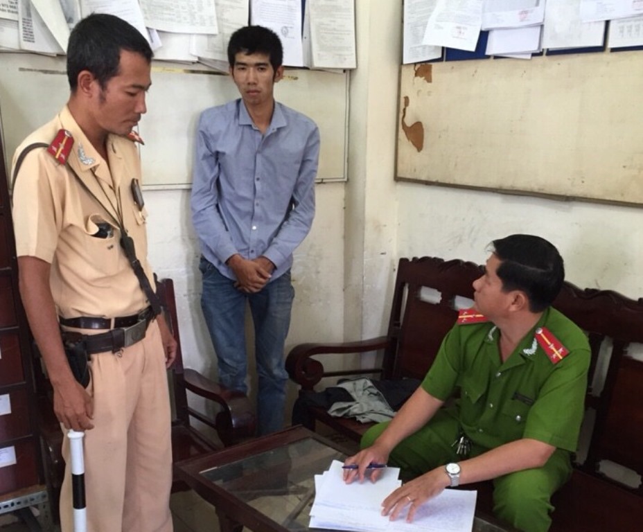 Cảnh s&aacute;t giao th&ocirc;ng TPHCM hỗ trợ bắt con nghiện cướp giật điện thoại l&agrave; một trong những tin ph&aacute;p luật mới nhất h&ocirc;m nay