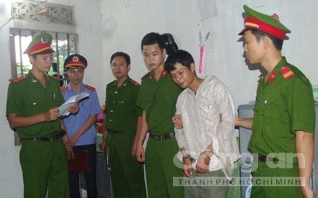 C&ocirc;ng an huyện Đức Thọ (H&agrave; Tĩnh) đọc lệnh bắt khẩn cấp đối với Nguyễn Ngọc Long