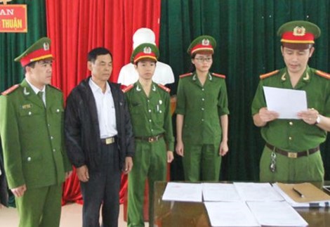 Cảnh s&aacute;t đọc quyết định khởi tố bị can đối với &ocirc;ng Phan C&ocirc;ng Hiền (thứ hai từ tr&aacute;i sang).
