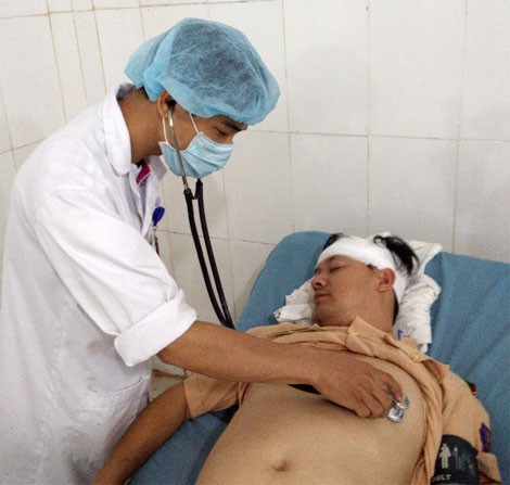 Trong những tin tức ph&aacute;p luật mới nhất h&ocirc;m nay c&oacute; vụ t&agrave;i xế xe tải vi phạm luật c&ograve;n tấn c&ocirc;ng CSGT