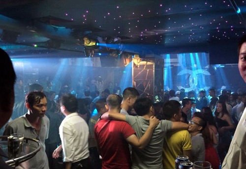 H&agrave;ng trăm kh&aacute;ch b&ecirc;n trong bar l&uacute;c rạng s&aacute;ng