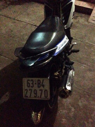 Chiếc xe gắn m&aacute;y 2 t&ecirc;n cướp d&ugrave;ng để tẩu tho&aacute;t bị cơ quan c&ocirc;ng an tạm giữ