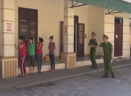 C&aacute;c đối tượng nữ bị bắt giam tại C&ocirc;ng an huyện Tư Nghĩa, theo những tin tức ph&aacute;p luật 24h qua