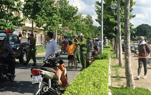 Trong những tin tức ph&aacute;p luật mới nhất h&ocirc;m nay c&oacute; vụ truy s&aacute;t kinh ho&agrave;ng giữa phố khiến 1 người mất t&iacute;ch