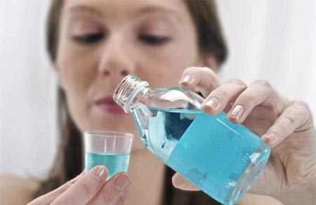 Thu giữ 15 nước s&uacute;c miệng, dung dịch vệ sinh giả l&agrave; một trong những tin tức ph&aacute;p luật mới nhất h&ocirc;m nay