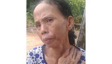 B&agrave; B&eacute; bị ch&iacute;nh con trai nu&ocirc;i d&ugrave;ng dao uy hiếp để v&ograve;i tiền trả nợ