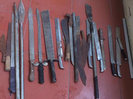 Trong những tin ph&aacute;p luật mới nhất h&ocirc;m nay c&oacute; vụ 2 nam thanh ni&ecirc;n vứt lại bao tải vũ kh&iacute; để chạy trốn CSGT