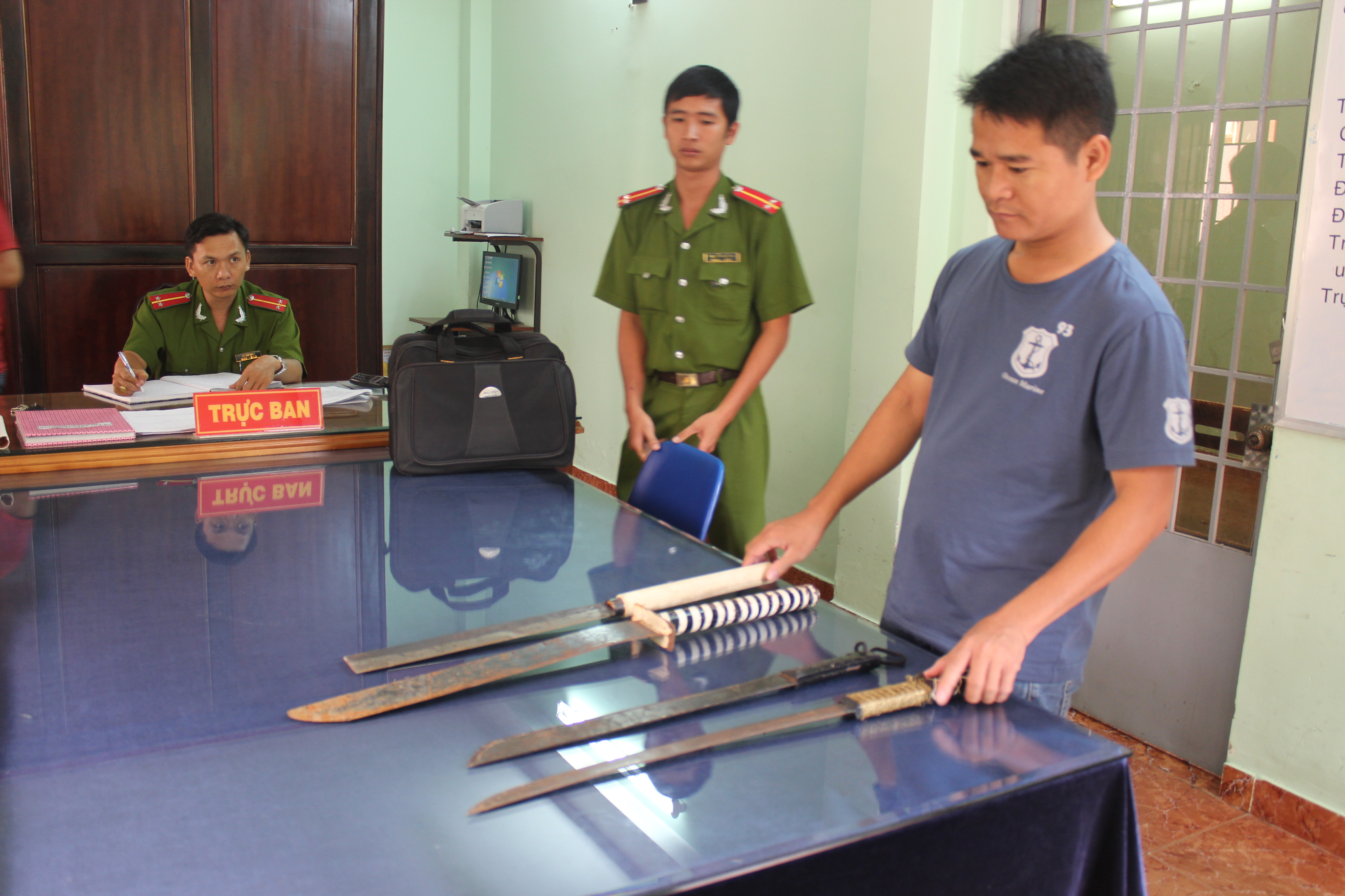 Theo tin tức ph&aacute;p luật mới nhất, C&ocirc;ng an Bi&ecirc;n H&ograve;a đ&atilde; tạm giữ 5 đối tượng c&oacute; li&ecirc;n đến vụ thanh to&aacute;n giang hồ 