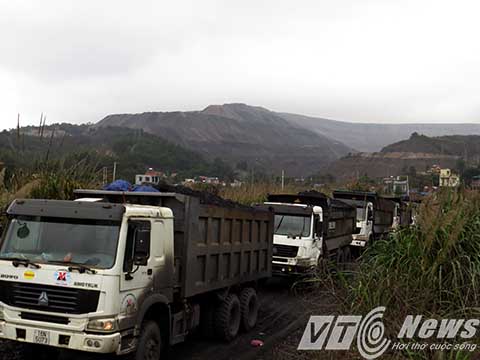 Trong những tin tức ph&aacute;p luật mới nhất h&ocirc;m nay c&oacute; vụ bắt n&oacute;ng xe chở than lậu