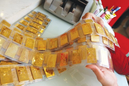 Trong những tin tức ph&aacute;p luật mới nhất h&ocirc;m nay c&oacute; vụ người phụ nữ &lsquo;lừa&rsquo; b&aacute;n trụ sở UBND phường với gi&aacute; hơn 1.000 lượng v&agrave;ng