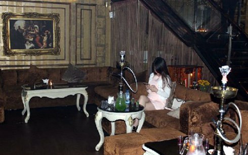 Nhiều dụng cụ h&uacute;t shisha trong qu&aacute;n c&agrave; ph&ecirc; O.F.A, theo những tin tức ph&aacute;p luật mới nhất h&ocirc;m nay