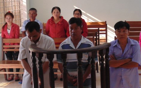 Trong những tin tức ph&aacute;p luật mới nhất h&ocirc;m nay c&oacute; vụ phạt t&ugrave; 3 đối tượng dụ trẻ b&aacute;n v&eacute; số quan hệ t&igrave;nh dục
