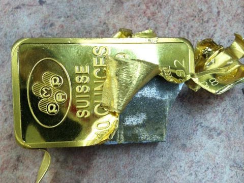 Những tin ph&aacute;p luật mới nhất h&ocirc;m nay đề cập đến vụ bắt giữ đối tượng mang v&agrave;ng giả số lượng lớn đi cầm đồ