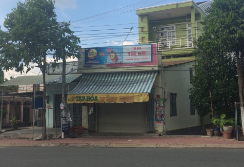 Trong những tin tức ph&aacute;p luật mới nhất h&ocirc;m nay c&oacute; vụ r&uacute;t dao khống chế chủ tiệm rồi cướp điện thoại