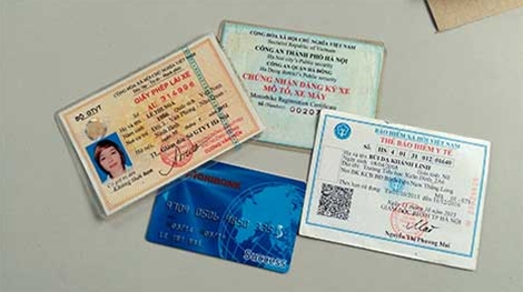 Đối tượng Trần Thị Lệ c&ugrave;ng số giấy tờ gửi trả lại chị Nga.