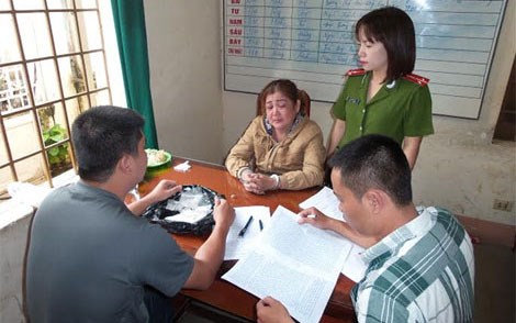 Đối tượng Thanh bị bắt giữ tại cơ quan điều tra, theo những tin tức ph&aacute;p luật online mới nhất trong ng&agrave;y