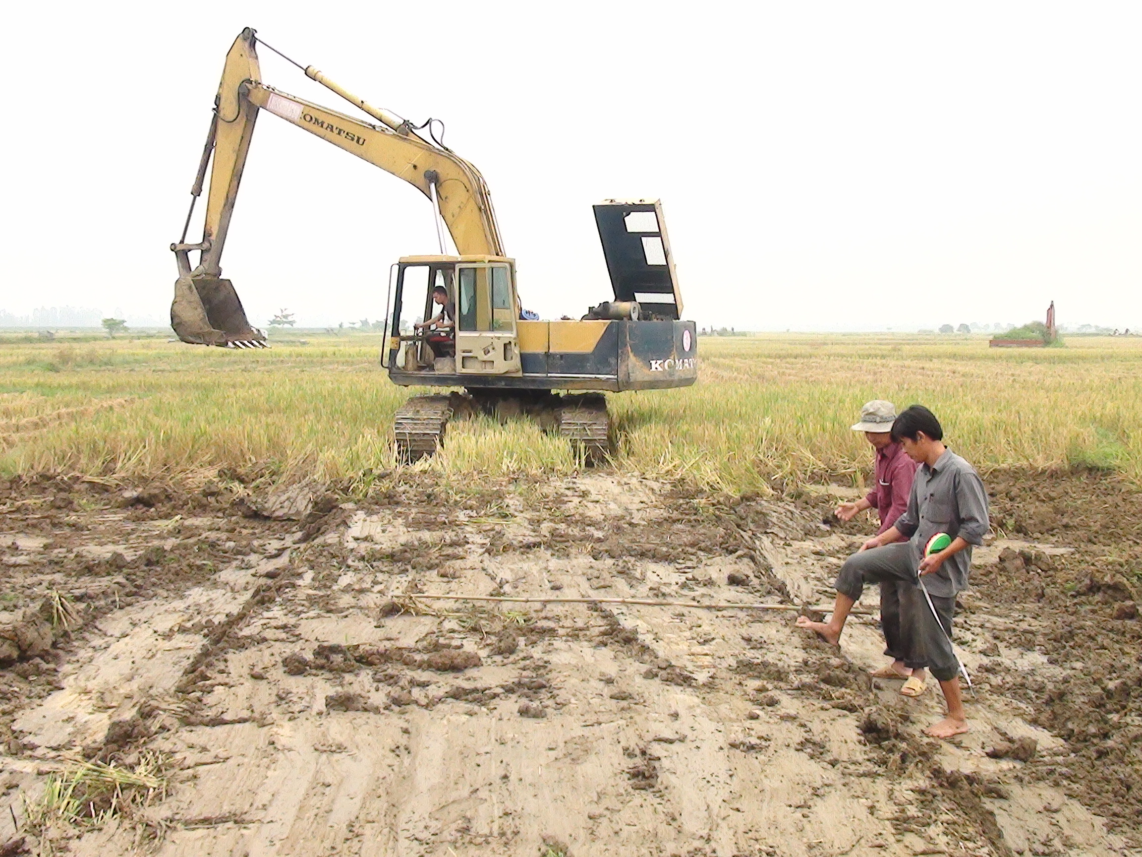 &Ocirc;ng l&atilde;o 75 tuổi d&ugrave;ng b&uacute;a tấn c&ocirc;ng m&aacute;y x&uacute;c l&agrave; tin tức ph&aacute;p luật mới nhất h&ocirc;m nay