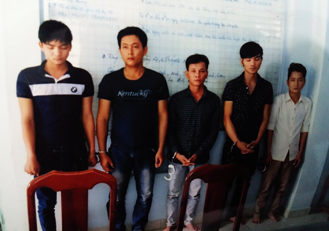 C&aacute;c nghi can trong băng m&oacute;c t&uacute;i tr&ecirc;n xe bu&yacute;t, theo tin ph&aacute;p luật 24h qua