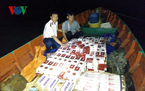 Bắt quả tang vụ bu&ocirc;n lậu 4.500 g&oacute;i thuốc l&aacute; ngoại ở Ki&ecirc;n Giang l&agrave; một trong những tin ph&aacute;p luật 24h qua