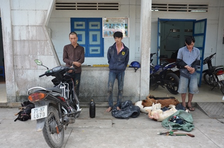 Những tin tức ph&aacute;p luật mới nhất h&ocirc;m nay đề cập đến vụ băng trộm ch&oacute; d&ugrave;ng s&uacute;ng tự chế chống trả khi bị ph&aacute;t hiện