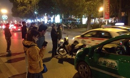 Những tin tức ph&aacute;p luật mới nhất h&ocirc;m nay đề cập đến vụ đập vỡ k&iacute;nh taxi ra oai với bạn g&aacute;i