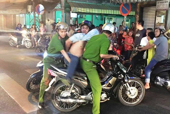 Lực lượng c&ocirc;ng an đưa đối tượng về trụ sở l&agrave;m việc, theo những tin tức ph&aacute;p luật mới nhất h&ocirc;m nay