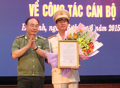 Đại tá Lê Văn Sao (bên phải) tại buổi lễ bổ nhiệm, theo những tin tức pháp luật online mới nhất trong ngày Đại tá Lê Văn Sao (bên phải) tại buổi lễ bổ nhiệm, theo những tin tức pháp luật online mới nhất trong ngày