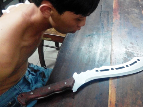 Bắt giữ kẻ vác dao chém 4 người ở Bình Dương vì nghĩ bị ‘nhìn đểu’ là một trong những tin pháp luật 24h qua Bắt giữ kẻ vác dao chém 4 người ở Bình Dương vì nghĩ bị ‘nhìn đểu’ là một trong những tin pháp luật 24h qua