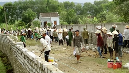 Trong những tin tức ph&aacute;p luật online mới nhất h&ocirc;m nay c&oacute; vụ gi&aacute;o d&acirc;n Nghệ An đập ph&aacute; trường mầm non để lấn đất
