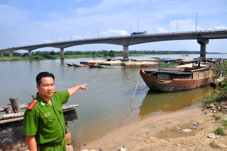 Bắt 15 ghe h&uacute;t c&aacute;t trộm tr&ecirc;n s&ocirc;ng Thu Bồn l&agrave; một trong những tin ph&aacute;p luật mới nhất trong ng&agrave;y