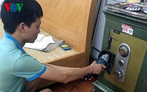 Bắt giữ người làm thuê cưa két sắt, trộm tiền của chủ là một trong những tin tức pháp luật online mới nhất hôm nay Bắt giữ người làm thuê cưa két sắt, trộm tiền của chủ là một trong những tin tức pháp luật online mới nhất hôm nay