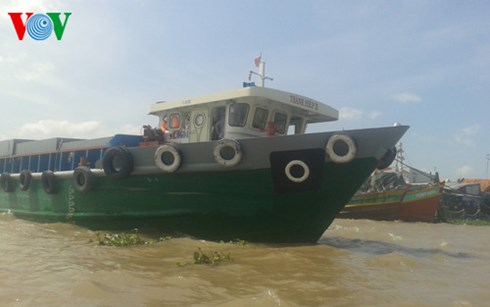 Sà lan đang neo đậu trên sông Tiền bị mất 400 tấn gạo, theo những tin pháp luật mới nhất hôm nay Sà lan đang neo đậu trên sông Tiền bị mất 400 tấn gạo, theo những tin pháp luật mới nhất hôm nay