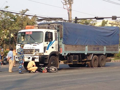 Tin tức mới nhất hai mẹ con may mắn tho&aacute;t chết dưới gầm xe tải do t&agrave;i xế đạp thắng kịp thời