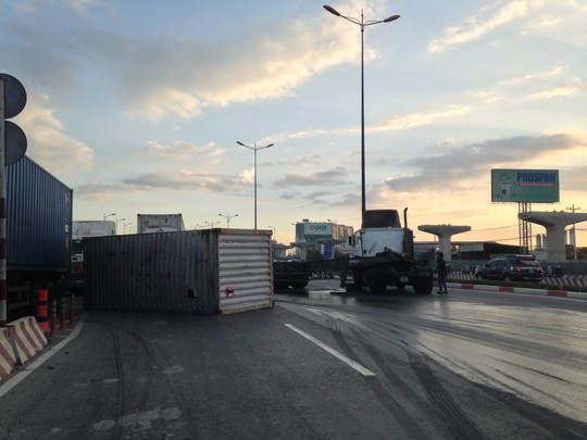 Tin tức tai nạn giao th&ocirc;ng mới nhất xe container đ&aacute;nh rơi th&ugrave;ng h&agrave;ng khi đang lưu th&ocirc;ng tr&ecirc;n cầu