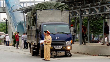 Kh&ocirc;ng &iacute;t người d&acirc;n hiếu kỳ v&acirc;y quanh hiện trường vụ tai nạn giao th&ocirc;ng kinh ho&agrave;ng ở H&agrave; Nội s&aacute;ng nay