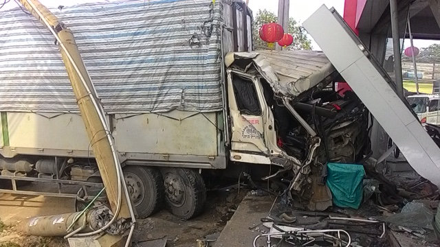 Tin tức tai nạn giao th&ocirc;ng mới nhất, xe &ocirc; tải tr&ocirc;i tự do tr&ecirc;n quốc lộ chỉ dừng lại sau khi đ&acirc;m sập tường đại l&yacute; xe
