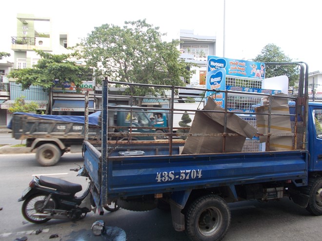 Thợ sơn bị thương nặng do kh&ocirc;ng ch&uacute; &yacute; h&uacute;c mạnh v&agrave;o xe tải chạy đằng trước