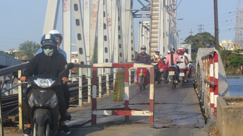 Tin tức thời sự 24h ng&agrave;y 10/4 đề cập đến việc những c&acirc;y cầu qu&aacute; tuổi &lsquo;vừa đi, vừa run&rsquo; tại TP.HCM