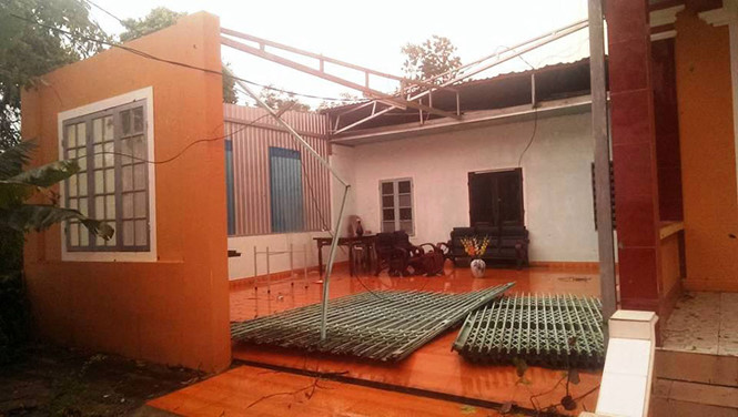 Trong những tin tức thời sự 24h h&ocirc;m nay c&oacute; việc lốc xo&aacute;y cực mạnh k&egrave;m theo mưa đ&aacute; đ&atilde; l&agrave;m tốc m&aacute;i 320 ng&ocirc;i nh&agrave; ở Thừa Thi&ecirc;n Huế