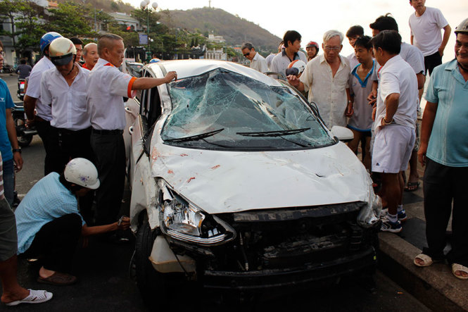 Tin tức thời sự 24h ng&agrave;y 24/3 đề cập đến việc taxi lao l&ecirc;n vỉa h&egrave; rồi bay qua bờ k&egrave; cao cả m&eacute;t, lao thẳng xuống biển