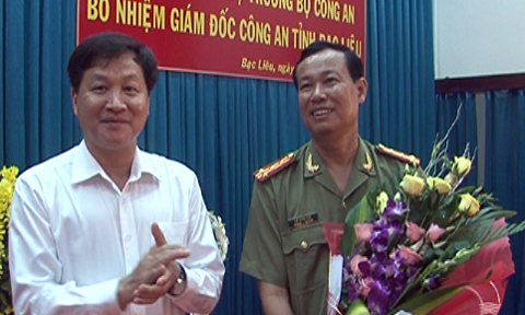  Đại t&aacute; L&ecirc; Tấn Tới, t&acirc;n gi&aacute;m đốc C&ocirc;ng an tỉnh Bạc Li&ecirc;u (b&ecirc;n phải) l&agrave; một trong những tin tức thời sự nổi bật 24h qua
