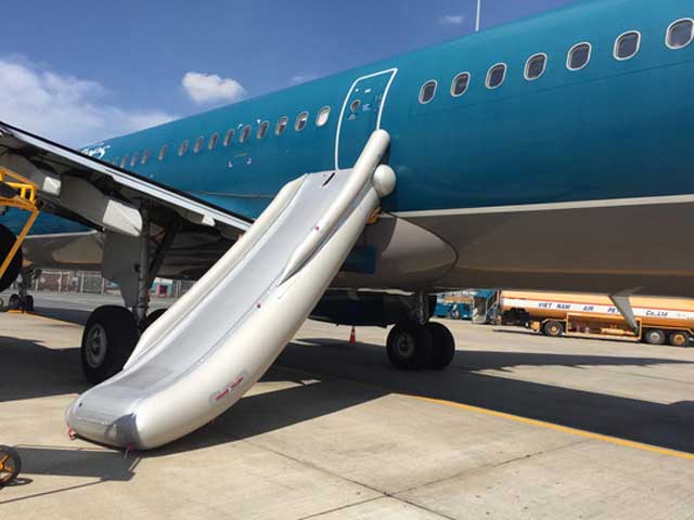 Máy bay của Vietnam Airline bị hành khách tự ý mở cửa thoát hiểm là một trong những tin tức thời sự nổi bật 24h qua Máy bay của Vietnam Airline bị hành khách tự ý mở cửa thoát hiểm là một trong những tin tức thời sự nổi bật 24h qua