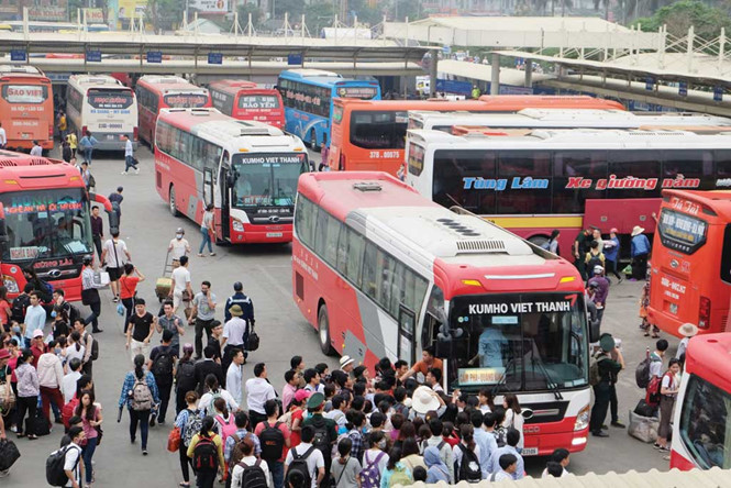 Tin tức thời sự 24h ng&agrave;y 28/4 đề cập đến việc H&agrave; Nội kh&ocirc;ng tăng gi&aacute; v&eacute; xe, chống nhồi nh&eacute;t kh&aacute;ch dịp lễ 30.4