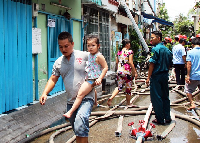&aacute;c b&eacute; trường mầm non được người lớn di tản do đ&aacute;m ch&aacute;y l&agrave; một trong những tin tức thời sự nổi bật 24h qua