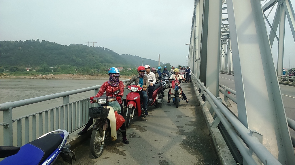người d&acirc;n đi ngang qua dừng lại xem t&igrave;m kiếm nạn nh&acirc;n vụ nhảy cầu tự tử l&agrave; một trong những tin tức thời sự nổi bật 24h qua