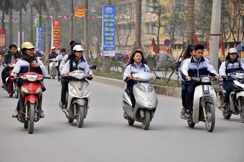 Nhiều phụ huynh tỏ ra băn khoăn về h&igrave;nh phạt định chỉ học với học sinh, sinh vi&ecirc;n vi phạm giao th&ocirc;ng